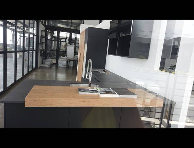 201M² SHOWROOM TO LET IN KRAMERVILLE